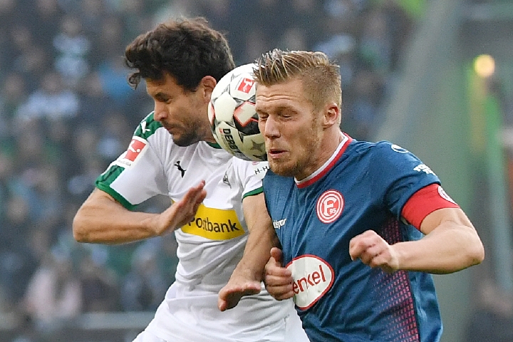 对方后防的 对方后防的